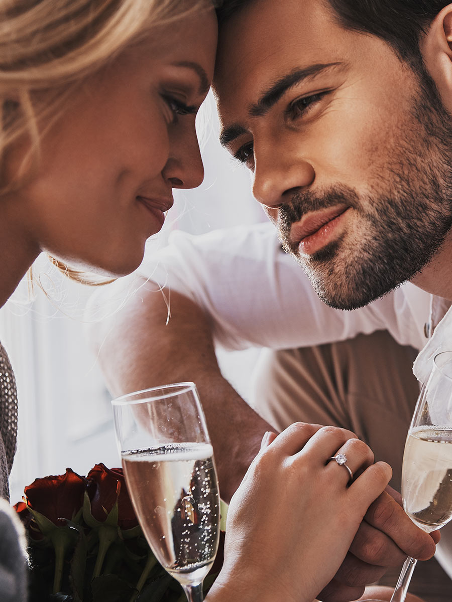 Single couple enjoys a sparkling first date