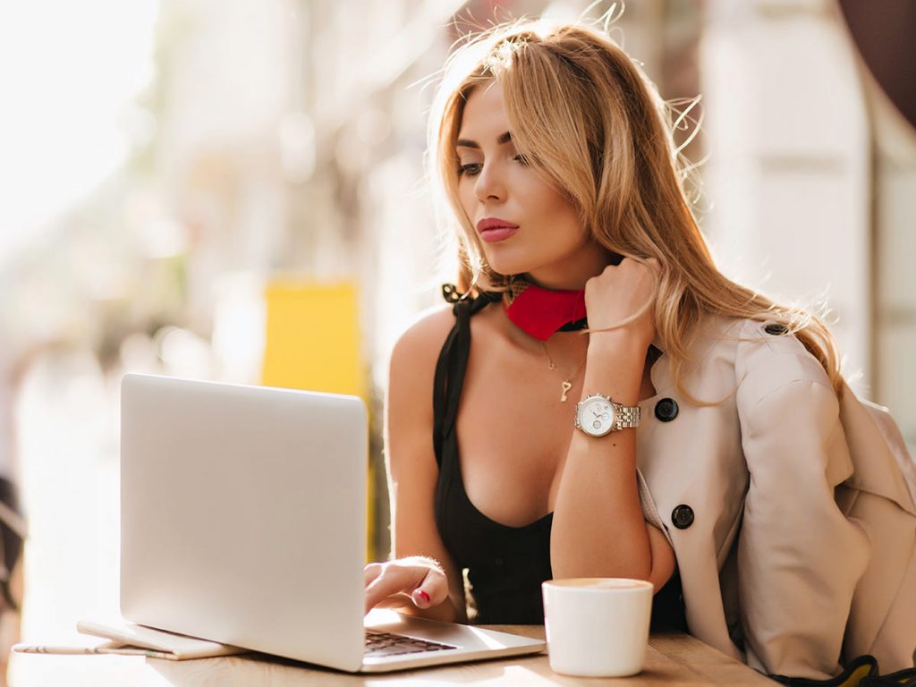 Woman seeking online dating for a no strings attached bedtime story 