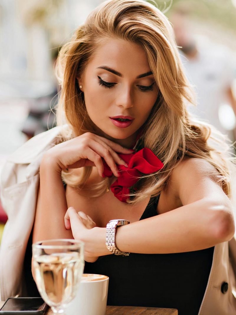 Blonde Frau wartet auf Ihren Date Partner