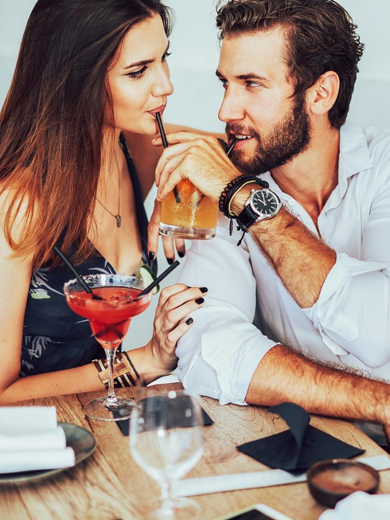 Pärchen flirtet beim Online-Date