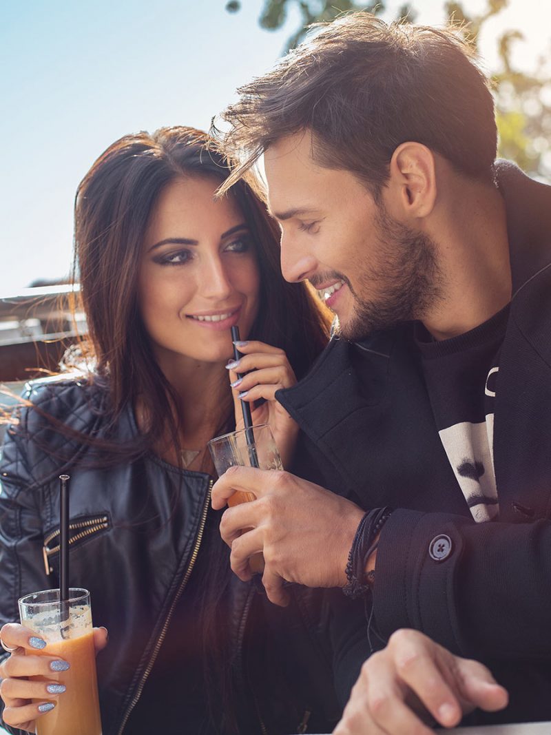 Glückliches Pärchen beim ersten Date