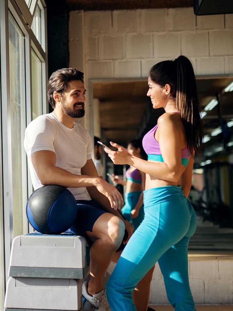Mann flirtet mit Frau im GYM