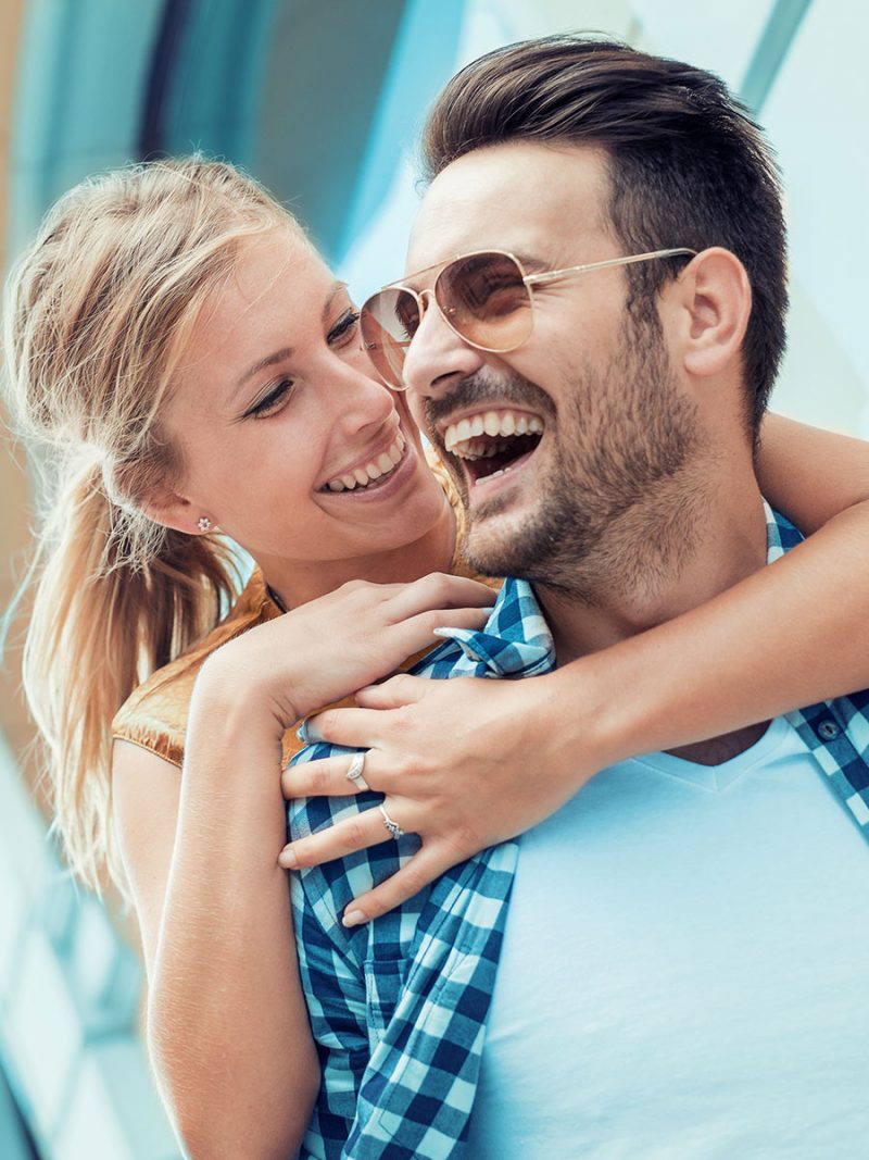 Pärchen auf der Wasen beim ersten Date