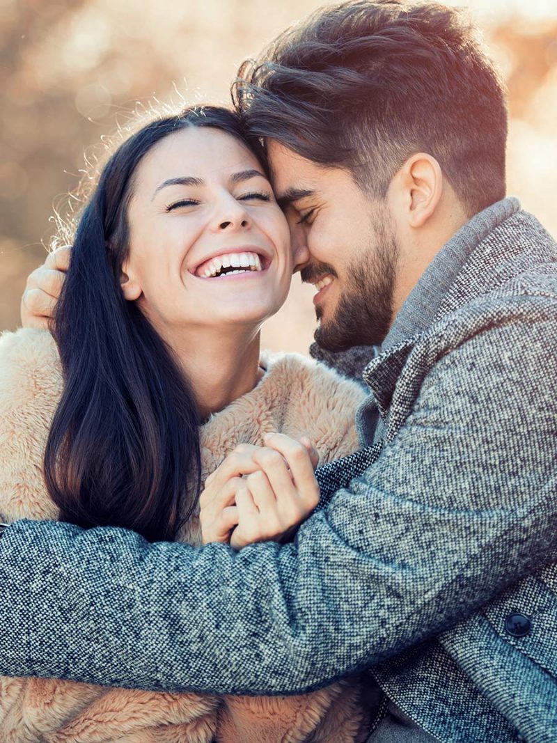 Verliebtes Pärchen beim romantischen Date im Herbst