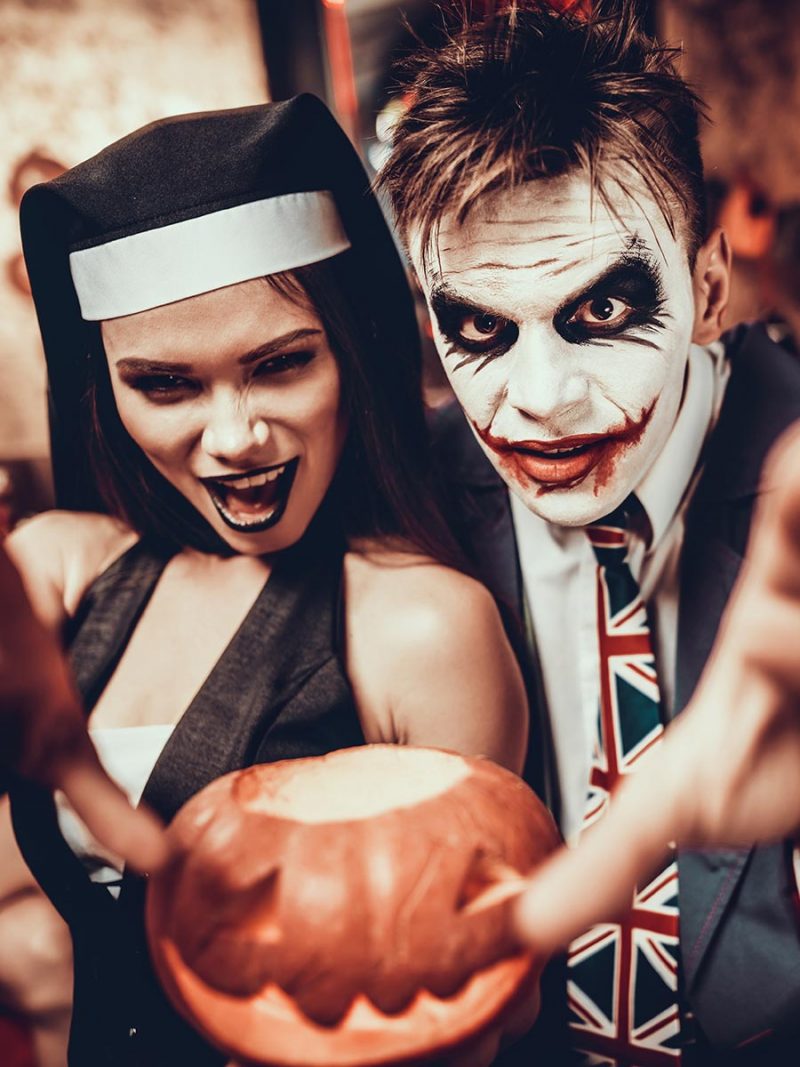 Pärchen verkleidet auf einer Halloween Party