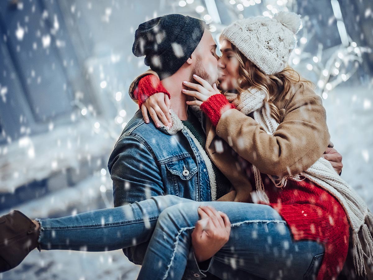 Pärchen hat ein leidenschaftliches Date im Winter