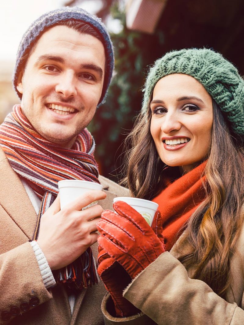 Pärchen hat ein sinnliches Date auf dem Weihnachtsmarkt
