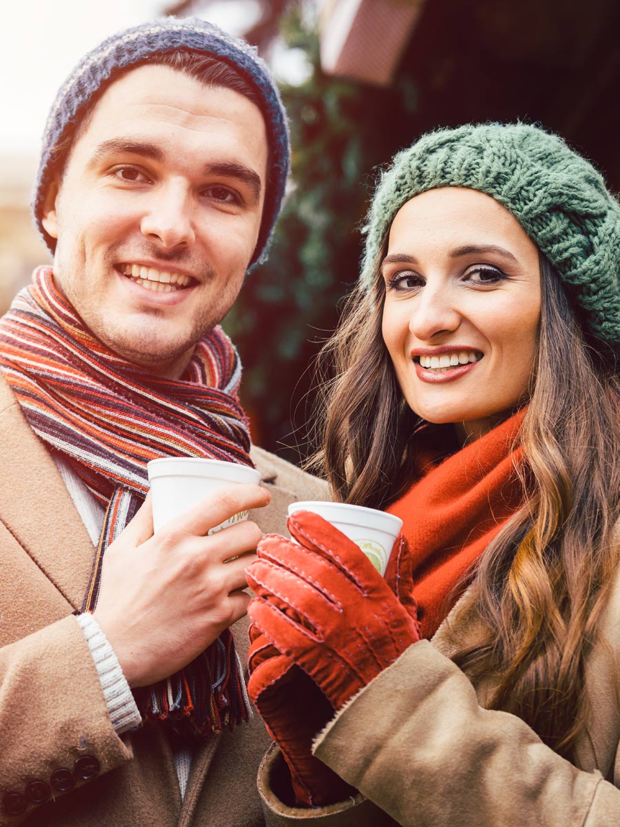 Pärchen hat ein sinnliches Date auf dem Weihnachtsmarkt