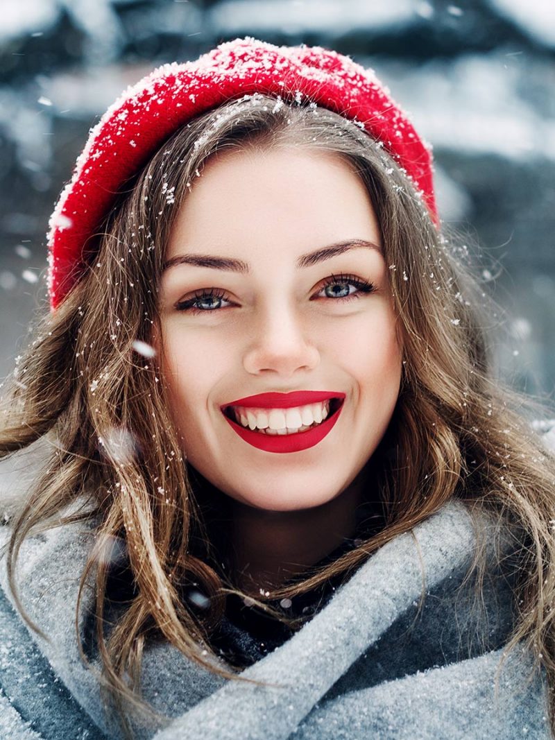 Single Frau genießt die Weihnachtszeit