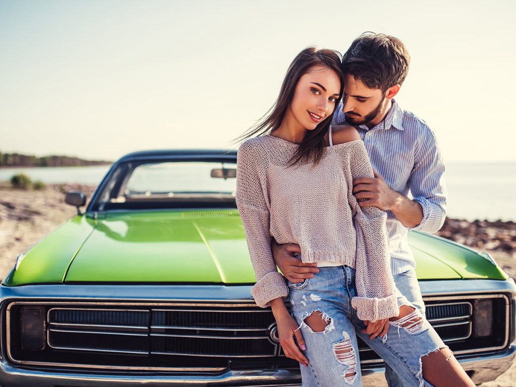 Single Paar verbringt ein erotisches Date am Meer