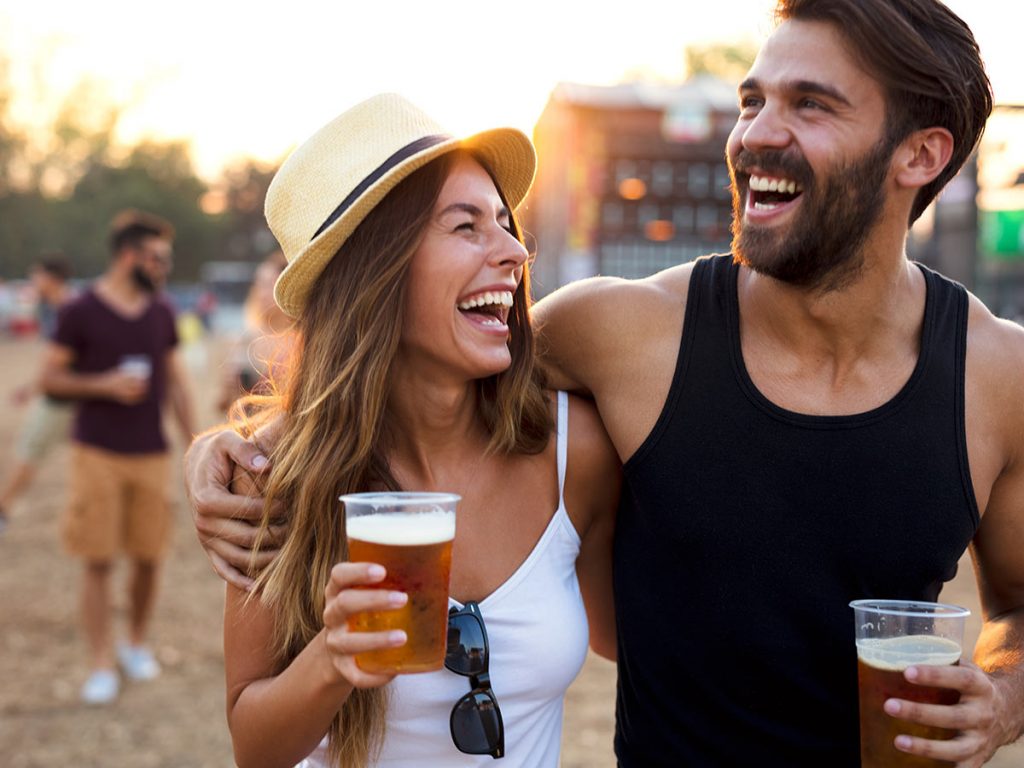 Junges Paar erlebt einen heißen Sommerabend in Nürnberg 