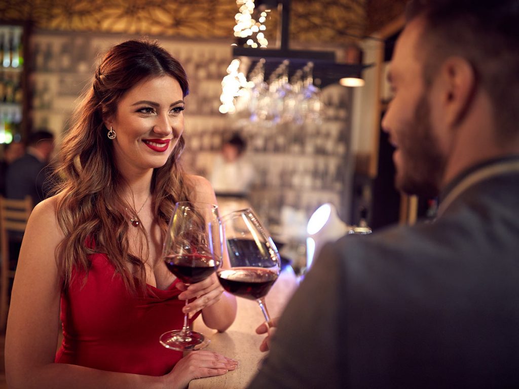 Pärchen flirtet intensiv bei einem romantischen Date 