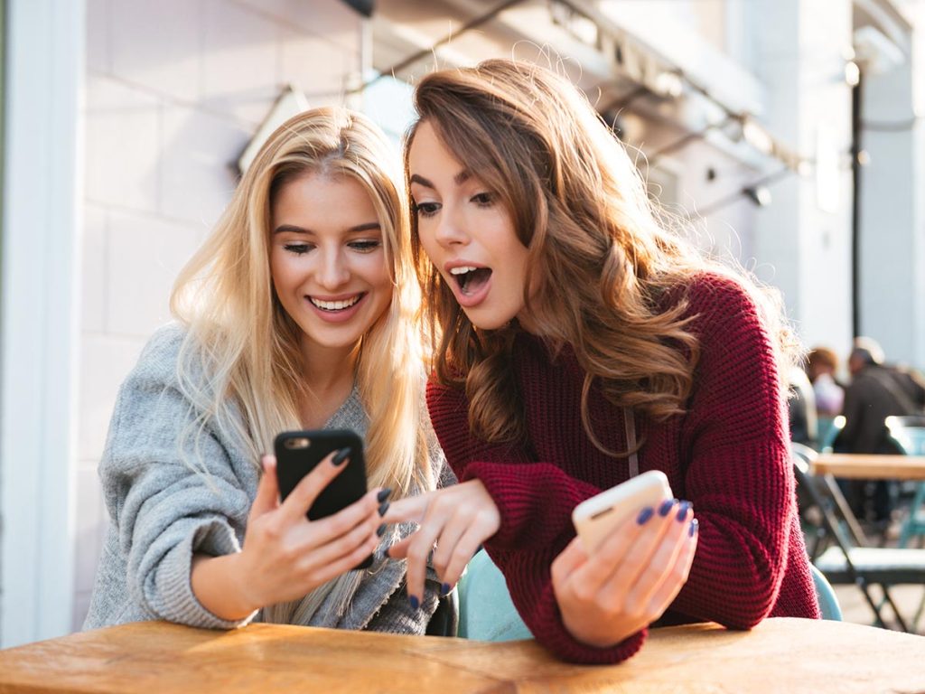 Zwei heiße Ladies haben Spaß beim online daten