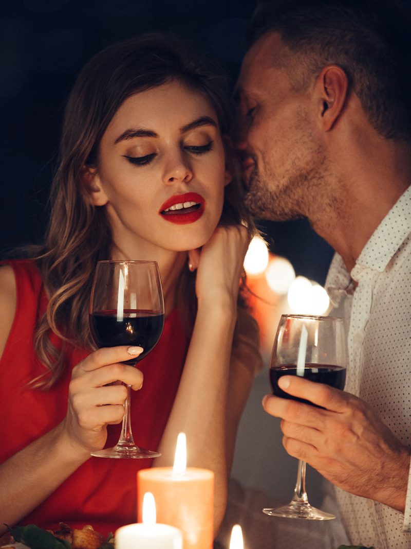 Single-Mann flüstert seinem Date Liebesworte zu